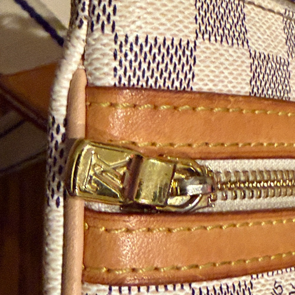 Louie Vuitton Purse - Picture 10 of 11
